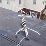 屋根の上で倒れてしまった八木式アンテナの写真