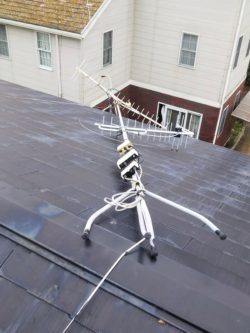 屋根の上で倒れてしまった八木式アンテナの写真