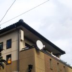 ベランダに取り付けたBSアンテナと付近の壁に取り付けたデザインアンテナ