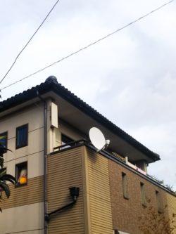 ベランダに取り付けたBSアンテナと付近の壁に取り付けたデザインアンテナ