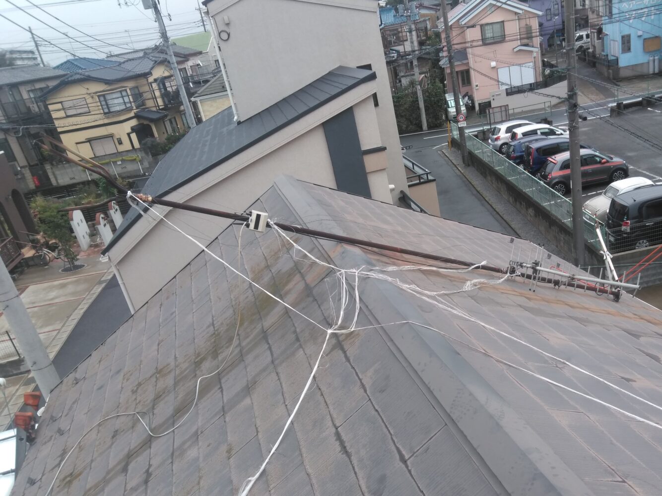屋根の上で倒れたアンテナの写真