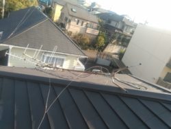 屋根の上で倒れたアンテナの写真