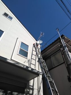 八木式アンテナとBS/CSアンテナの設置の様子